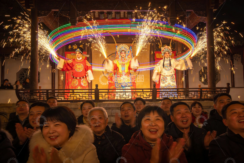 高清大图下载【趣麦麦图】传统戏曲表演观众欢笑