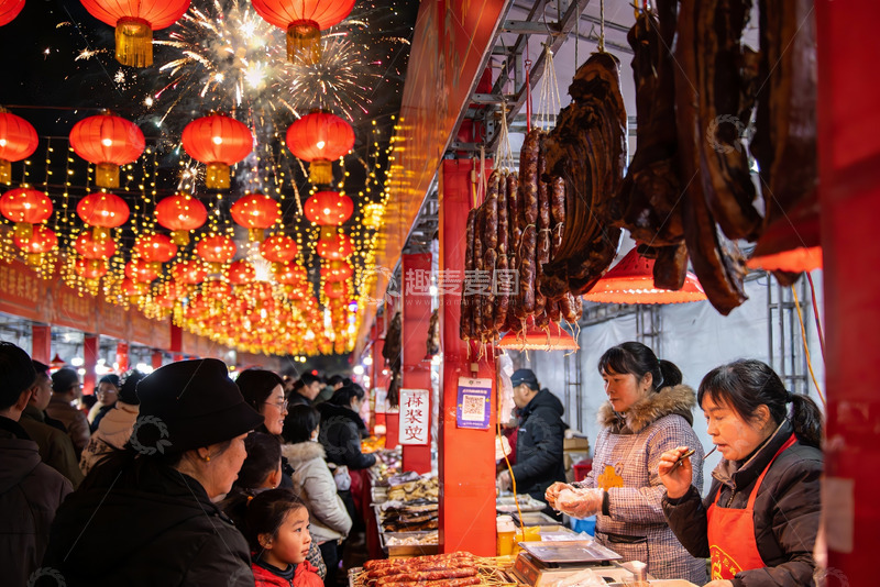 高清大图下载【趣麦麦图】热闹集市夜景挂满红灯笼