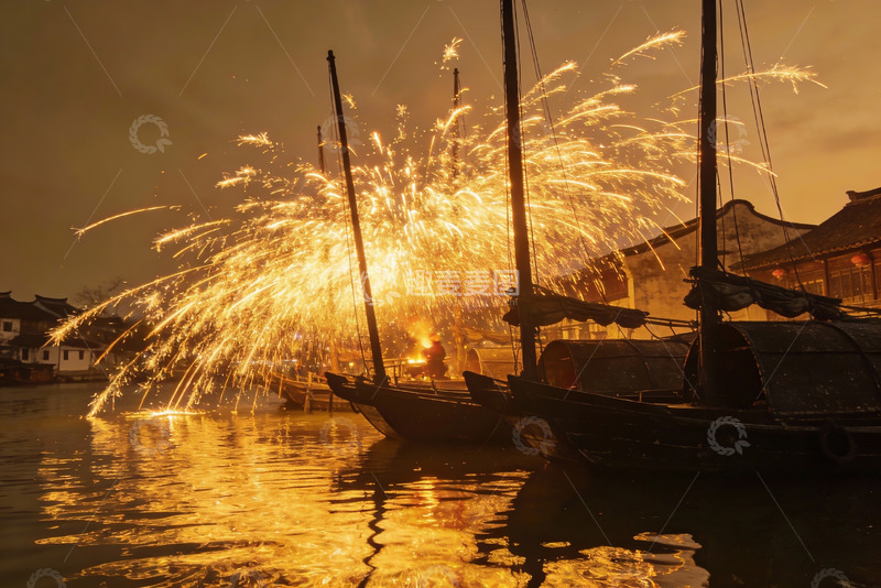 高清大图下载【趣麦麦图】夜幕江畔烟花绽放古船静泊
