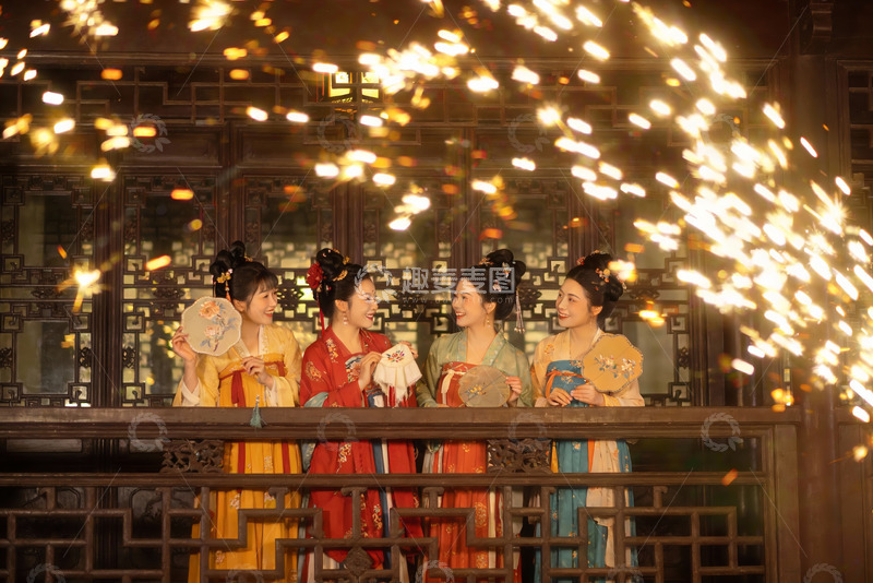 高清大图下载【趣麦麦图】四位身着汉服女子在古建筑前