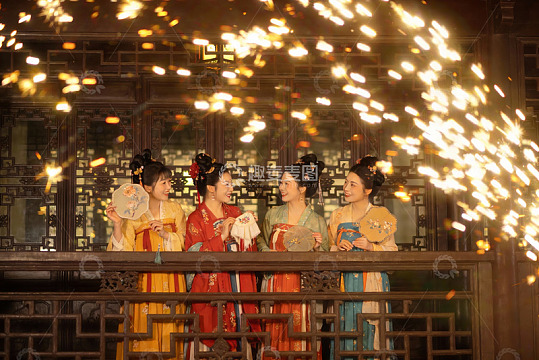 四位身着汉服女子在古建筑前