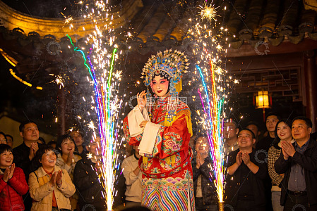 传统戏曲表演烟花助兴