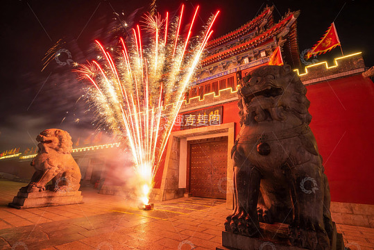 夜幕下的古建筑烟花秀