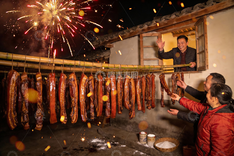 高清大图下载【趣麦麦图】烟花下晾晒腊肉家人欢聚