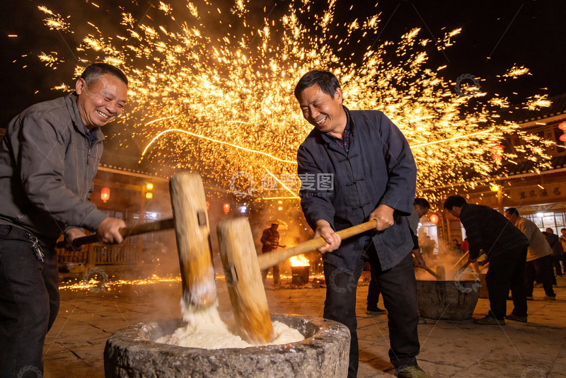 高清大图下载【趣麦麦图】夜市打年糕火花四溅欢庆场景