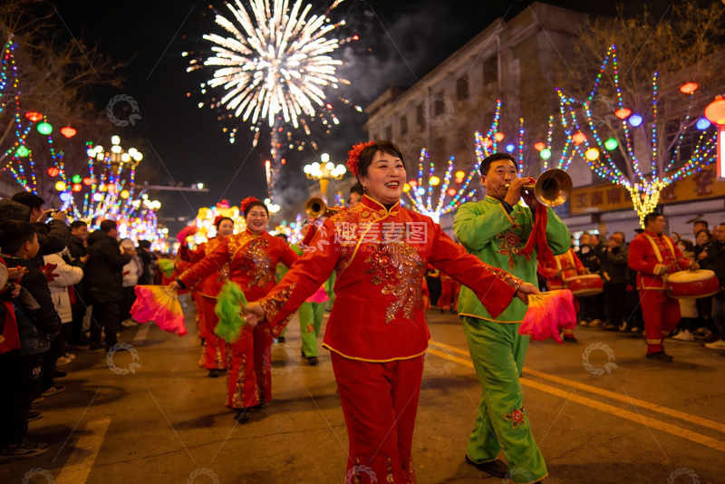 高清大图下载【趣麦麦图】夜街烟花表演热闹非凡