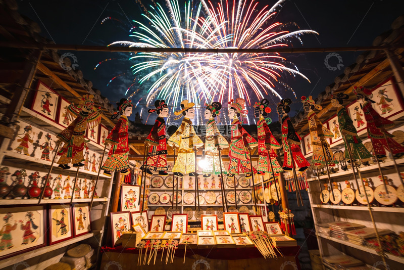 高清大图下载【趣麦麦图】夜市皮影戏与烟花绽放