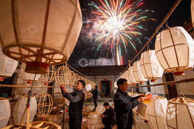 高清大图下载【趣麦麦图】夜空烟花下制作灯笼的场景