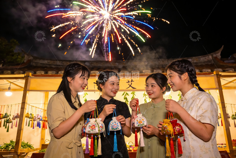 高清大图下载【趣麦麦图】四位女子手持香囊赏烟花