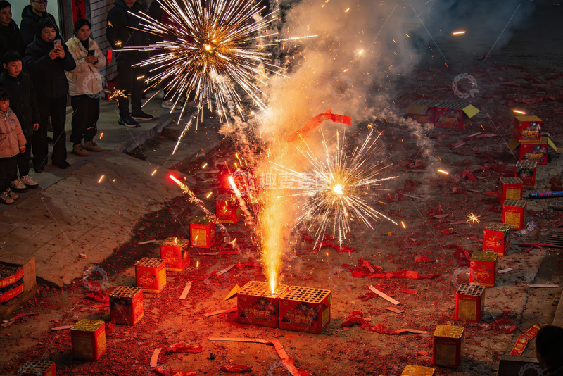 高清大图下载【趣麦麦图】夜空中绽放的烟花与围观人群