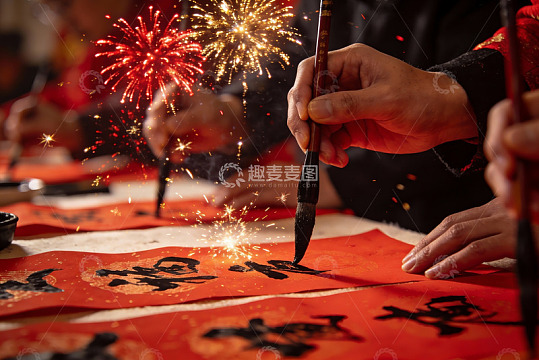 烟花映衬下的书法创作场景