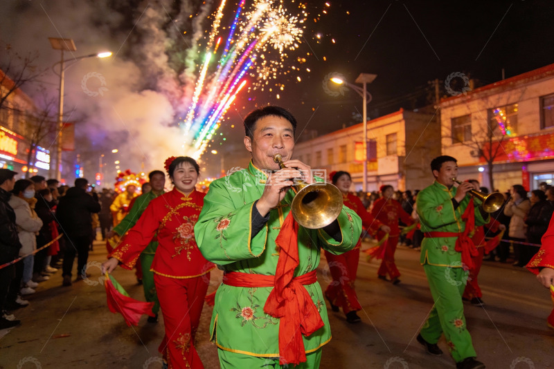 高清大图下载【趣麦麦图】夜街烟花庆典游行表演