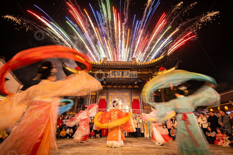 高清大图下载【趣麦麦图】烟花下古装舞者表演