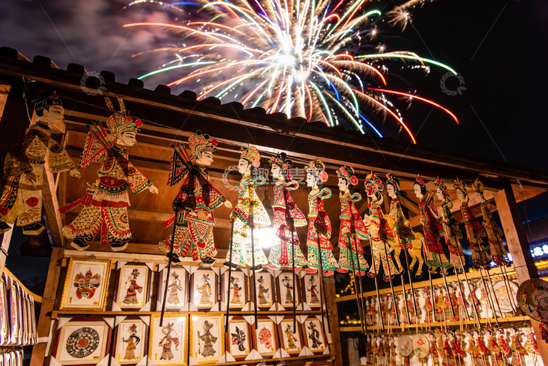 高清大图下载【趣麦麦图】夜空烟花下的传统皮影戏