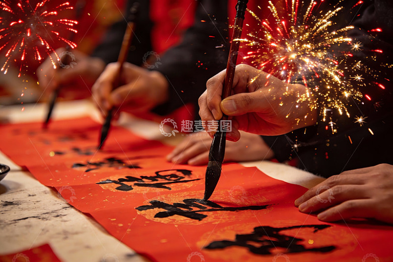 烟花下书写春联迎新年