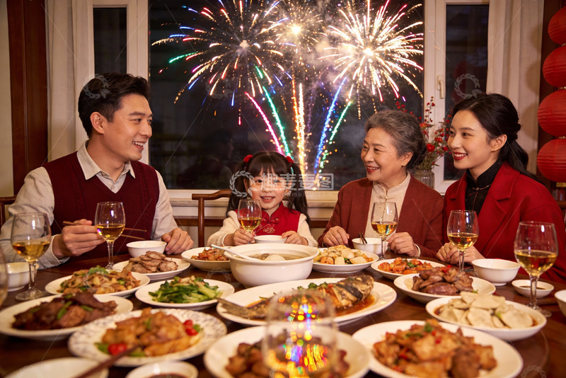 高清大图下载【趣麦麦图】年夜饭烟花璀璨家人欢聚
