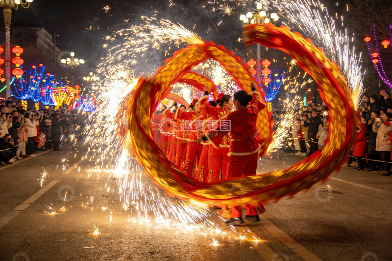 高清大图下载【趣麦麦图】夜街头舞龙表演火花四溅