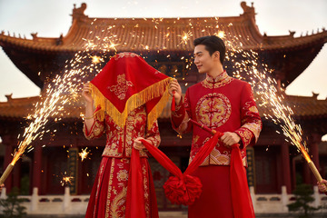 中式婚礼现场新人手持烟花