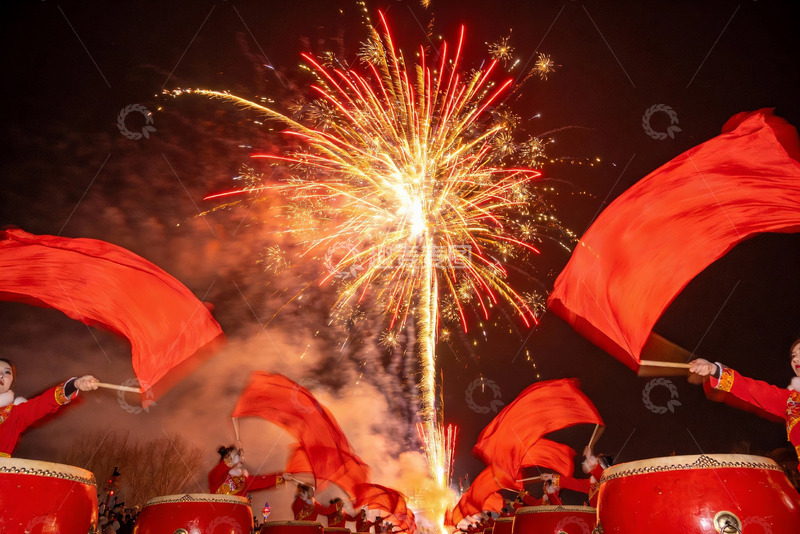 高清大图下载【趣麦麦图】夜空烟花与舞旗表演