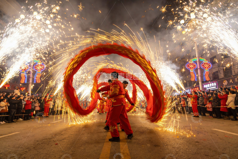 高清大图下载【趣麦麦图】烟花舞狮街头表演热闹非凡