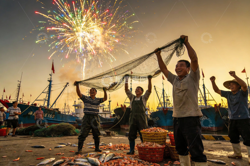 高清大图下载【趣麦麦图】渔港烟花庆典渔民欢庆丰收