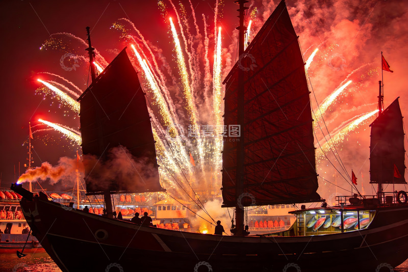高清大图下载【趣麦麦图】夜幕烟花下的古船盛景