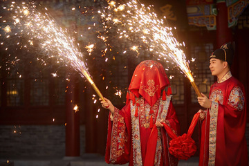 传统中式婚礼新人手持烟花