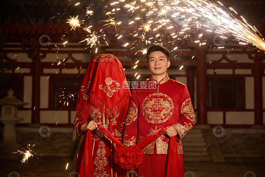 中式婚礼夜景烟花新人