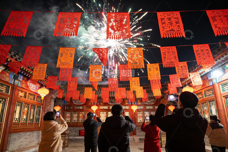 高清大图下载【趣麦麦图】夜景烟花下古建筑前拍照人群