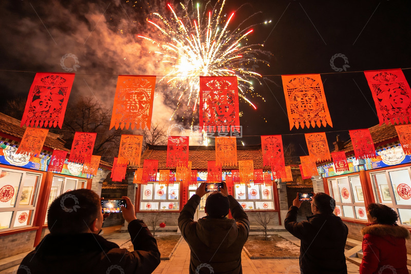 高清大图下载【趣麦麦图】夜空中绽放烟花众人拍照留念