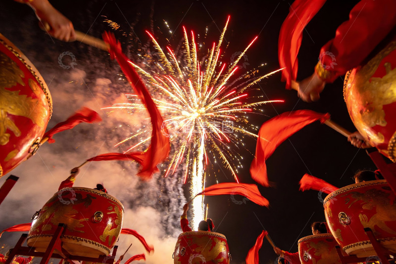 高清大图下载【趣麦麦图】夜空烟花与鼓乐表演盛景