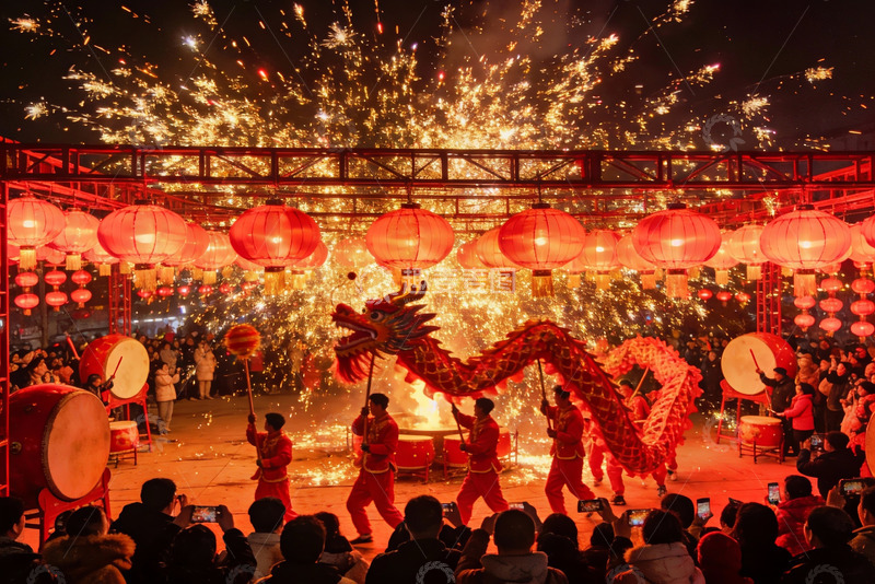 高清大图下载【趣麦麦图】夜空中绽放的烟花与舞龙表演
