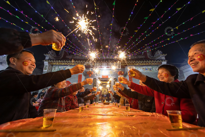 高清大图下载【趣麦麦图】夜宴欢聚烟花璀璨