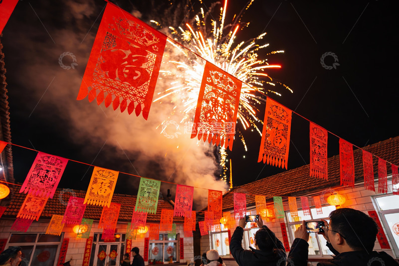 高清大图下载【趣麦麦图】夜空中绽放烟花与挂饰