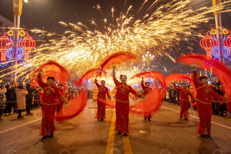 高清大图下载【趣麦麦图】烟花下舞者表演热闹非凡